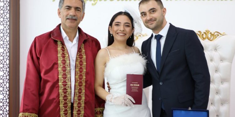 Bursa Gemlik'te Başkan Deviren ilk nikahını kıydı