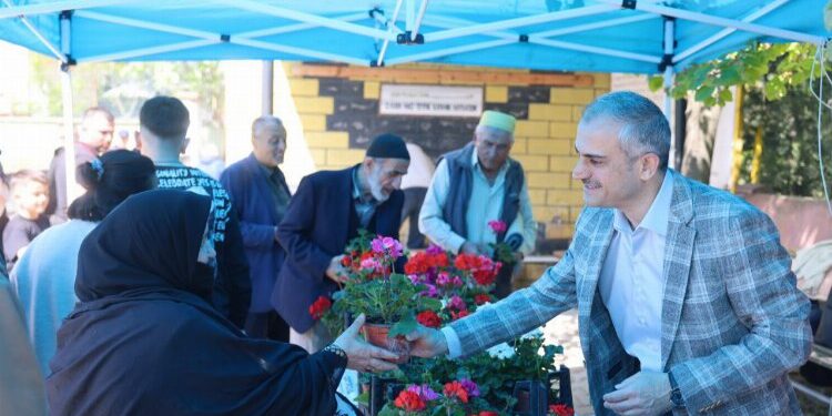 Çiftçi’den kabir ziyareti yapan Kocaeli Çayırovalılara çiçek