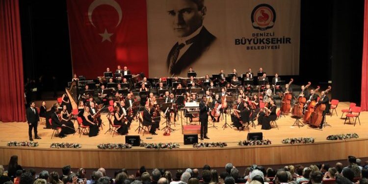 CSO Denizlililer için sahne aldı