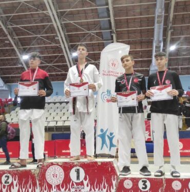 Foçalı taekwondocudan 'altın' başarı