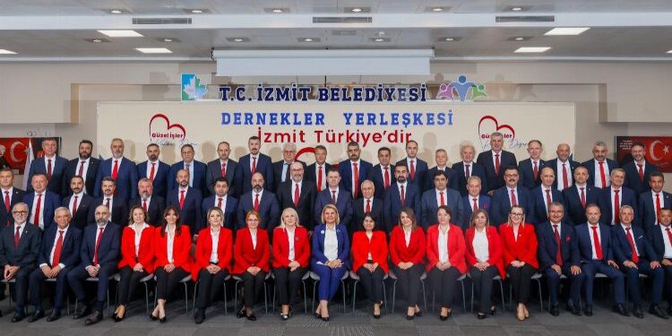 İzmit yeni döneme güçlü kadro ile başlıyor