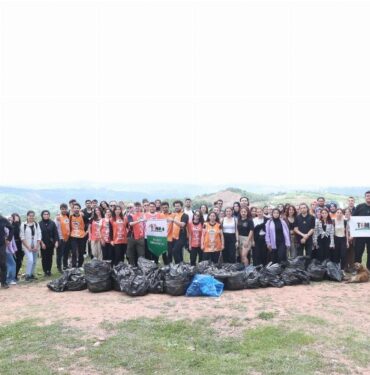 İzmit'te üniversiteli gençler doğayla buluştu