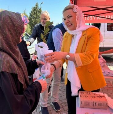 Kabristan ziyaretçilerine defne fidanı ve cüz