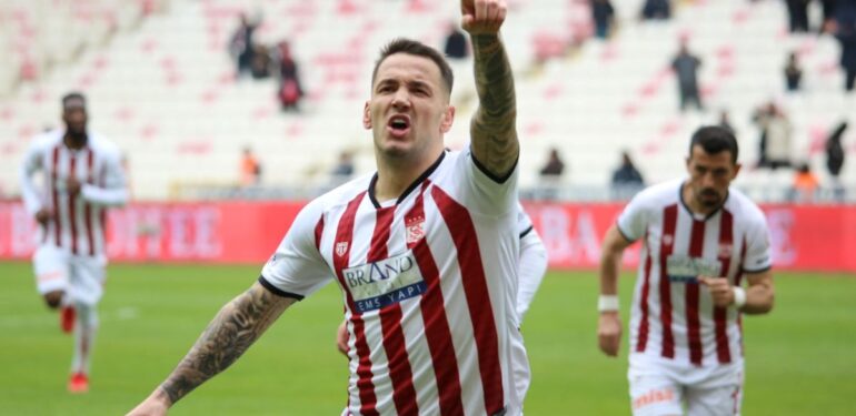 Sivassporlu Rey Manaj gol krallığı yarışında zirve takibini sürdürüyor