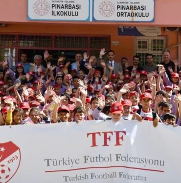 TFF'den 950 depremzede öğrenciye Milli Takım forması
