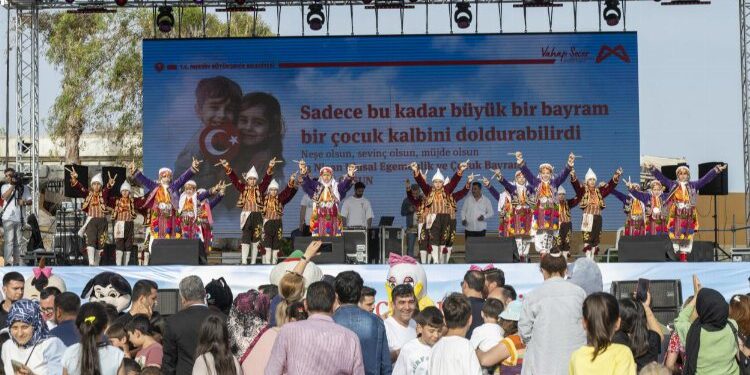 Uluslararası Mersin Çocuk Festivali neşe saçtı