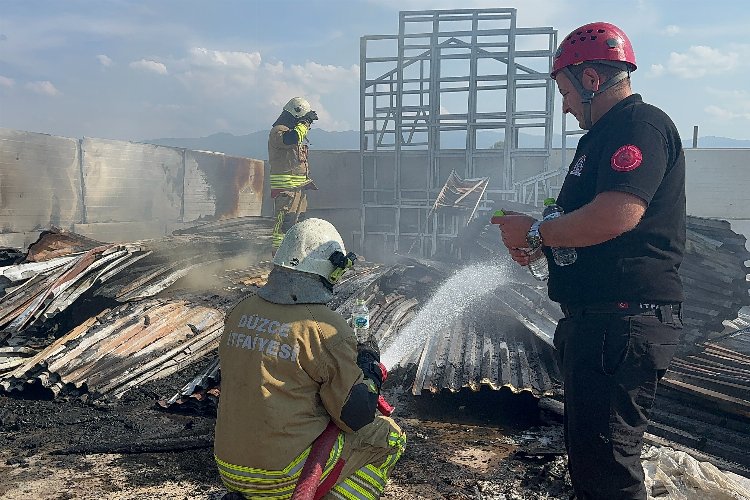 Düzce'de lastik deposunda yangın paniği