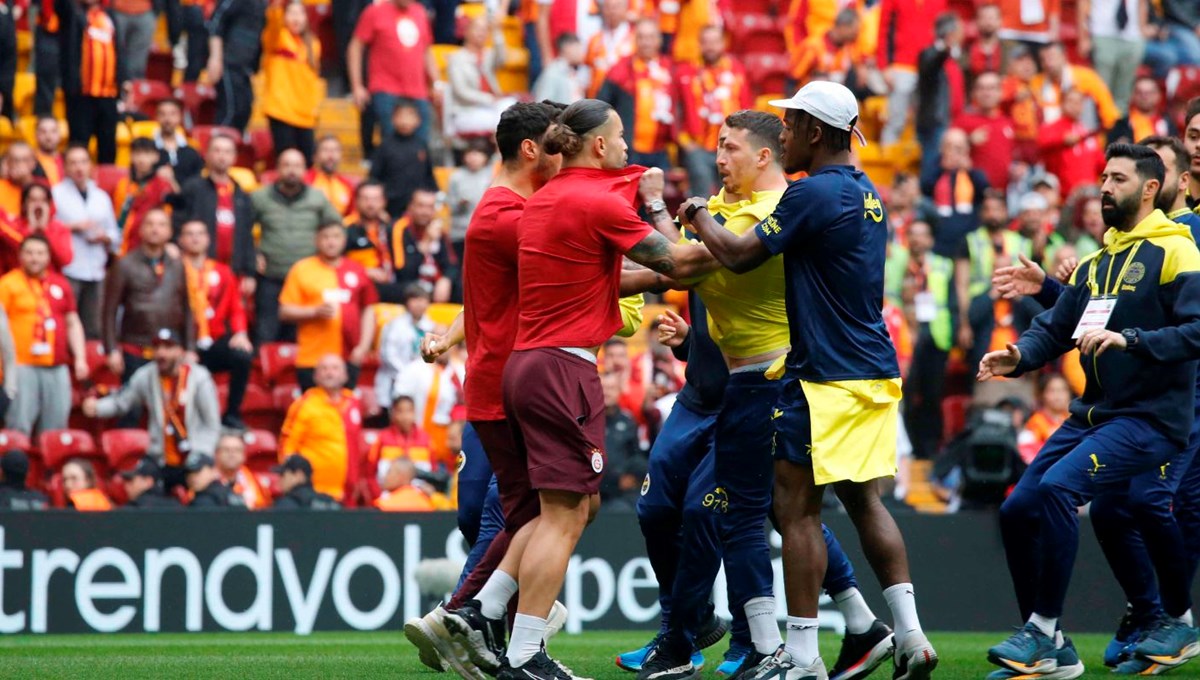 Galatasaray-Fenerbahçe derbisi öncesi futbolcular arasında kavga