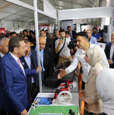 Hisarcıklıoğlu’dan Bilişim Fuarı’na tam not