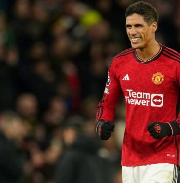 Manchester United Raphael Varane'ın ayrılığını duyurdu