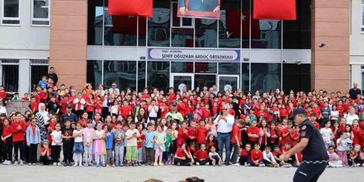 Minikler jandarma ekipleriyle eğlenceli vakit geçirdi