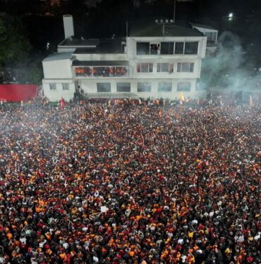 Şampiyon Galatasaray İstanbul'da: Florya'da coşkulu karşılama