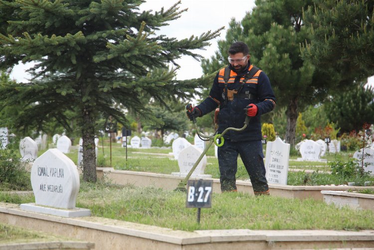 Sivas'ta mezarlıklarda kapsamlı temizlik 