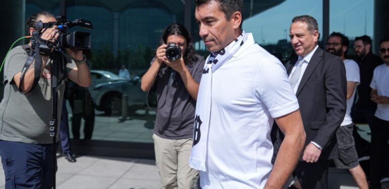 Beşiktaş'ın yeni hocası Bronckhorst İstanbul'da