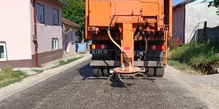 Bilecik’te sıcaktan asfalt eridi