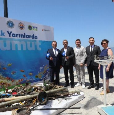 Bursa Gemlik'te Başkan Deviren de denize daldı!