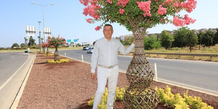 İzmir Güzelbahçe’nin ‘Oyaları’ çiçeklendi