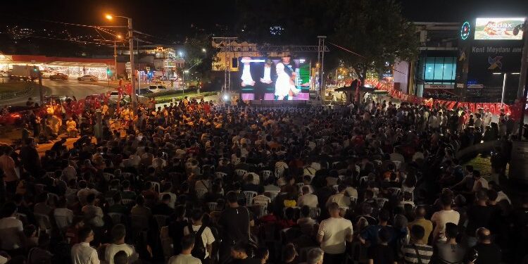 Milli Takım Almanya’da, Bursalılar meydanlarda coşku yaşadı