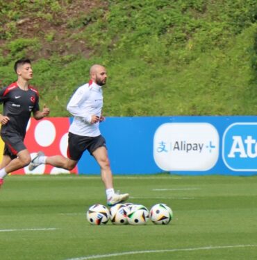 Spor dünyasının konuştuğu görüntü: Montella, Arda Güler'in elinden formasını aldı