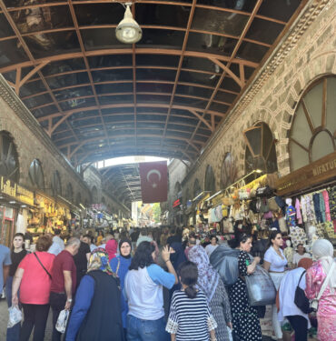 Bursalılar haftanın ilk günü çarşıya akın etti
