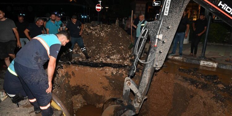 Manisa'da ekipler gece boyunca çalışarak arızayı giderdi