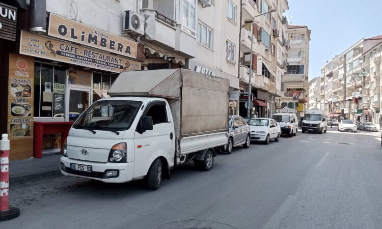 Mudanya’da gelişi güzel park eden araçlar trafiği zor durumda bırakıyor