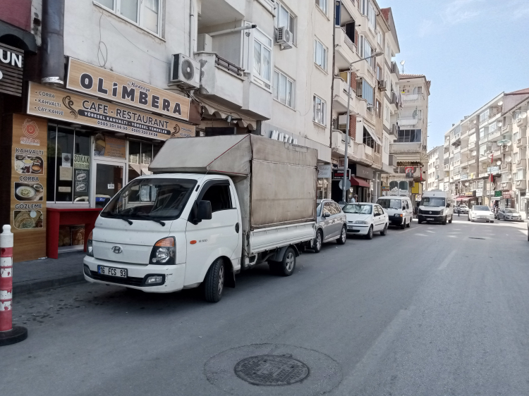 Mudanya’da gelişi güzel park eden araçlar trafiği zor durumda bırakıyor