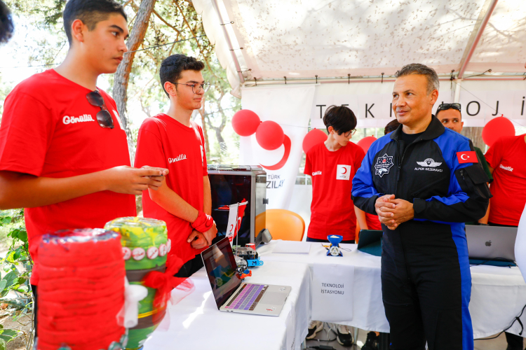 Astronot Gezeravcı depremzede öğrencilere ilham oldu 