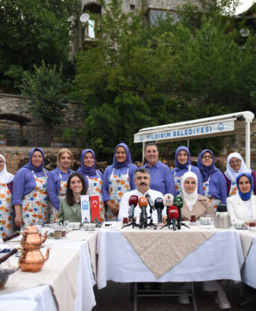 Başkan Oktay Yılmaz kadın gazetecilerle buluştu