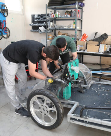 BTÜ'lüler 'Elektrikli Araç Yarışları'na hazırlanıyor