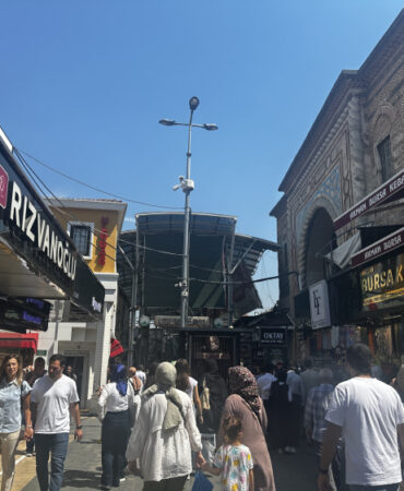 Bursa Kapalı Çarşı yoğunluğu ile dikkat çekti