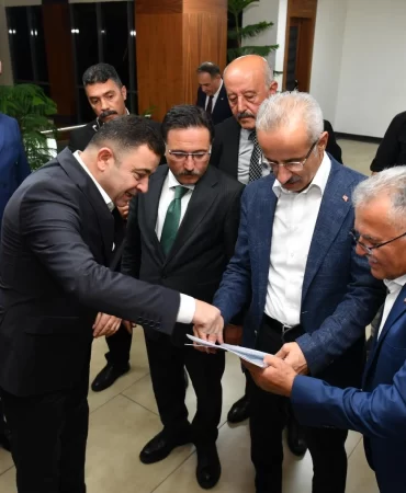 Kayseri OSB Başkanı Yalçın, Bakan Uraloğlu’na sanayicinin taleplerini içeren dosya sundu