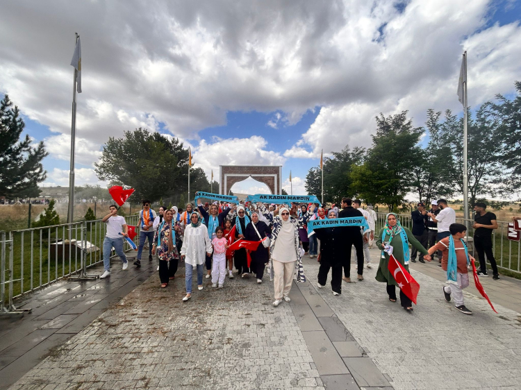 Mardinli  AK Kadınlar Malazgirt'te gövde gösterisinde bulundu 