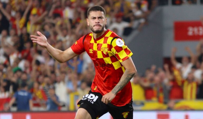 Romulo, performansıyla göz dolduruyor