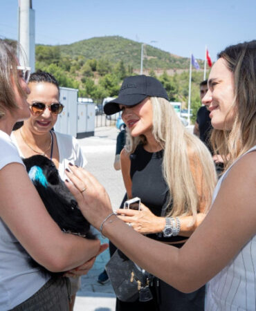 Seren Serengil’den yangından kurtarılan can dostlara destek ziyareti