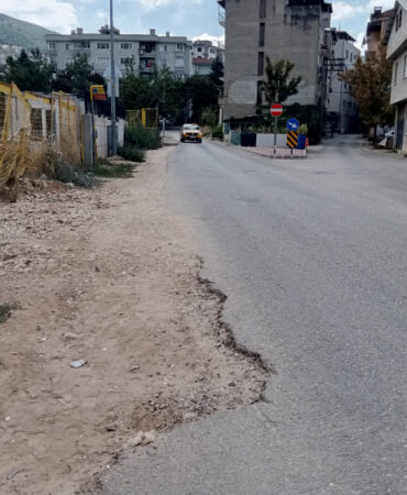 Bu yol uzun süredir onarım bekliyor