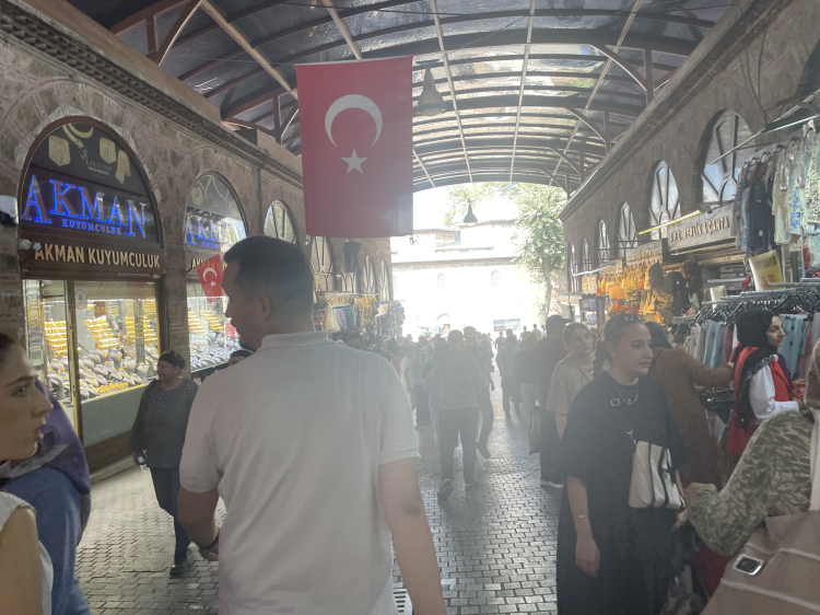 Bursa Kapalıçarşı’da sezon sonu yoğunluğu