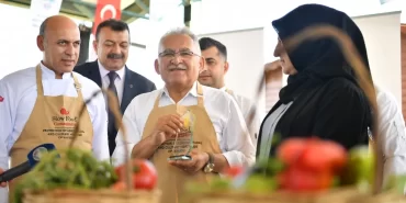 Kayseri Büyükşehir'den 1 tonluk sucuk döneri