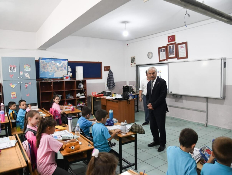 Okulun ilk gününde öğrencilere defter ve kırtasiye desteği Keşan Belediyesi’nden