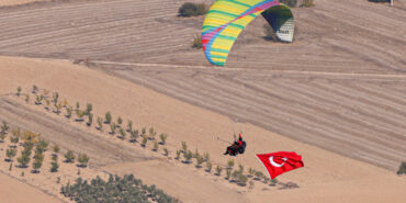 101 yamaç paraşütçüsü Cumhuriyet coşkusunu gökyüzünde yaşadı