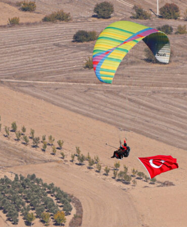101 yamaç paraşütçüsü Cumhuriyet coşkusunu gökyüzünde yaşadı