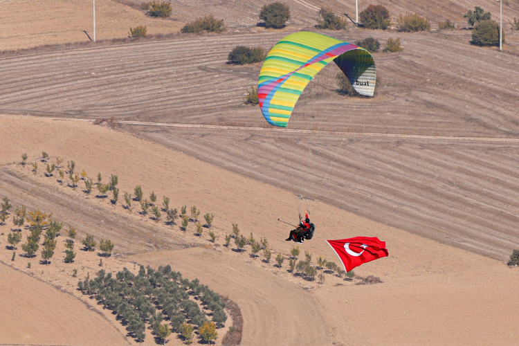 101 yamaç paraşütçüsü Cumhuriyet coşkusunu gökyüzünde yaşadı