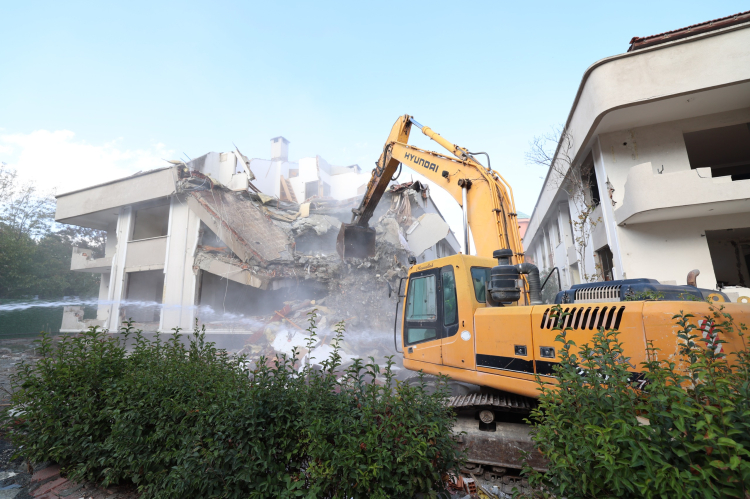 Bakırköy'de riskli binalar güvenli hale geliyor..