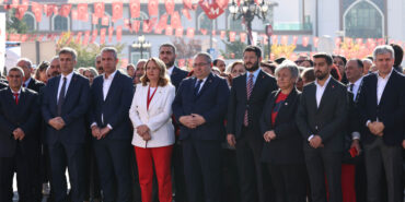 Cumhuriyet Bayramı kutlamaları Keçiören'de çelenk sunma ile başladı