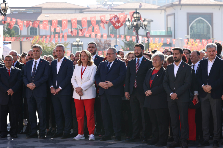 Cumhuriyet Bayramı kutlamaları Keçiören'de çelenk sunma ile başladı