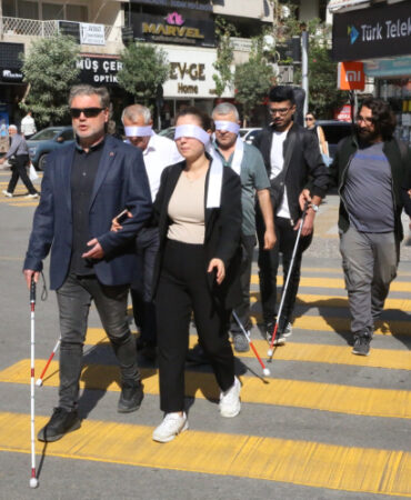Manisa’da 'beyaz baston'la farkındalık yürüyüşü
