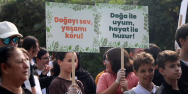 Sakarya'da gençler çöp ve pankartlarla Sapanca Gölü’nden çağrı yaptı