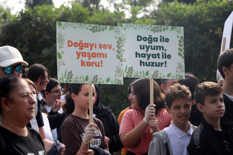 Sakarya'da gençler çöp ve pankartlarla Sapanca Gölü’nden çağrı yaptı