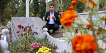 Vali Aygöl Şehit öğretmen Hayati Kapukaya’yı mezarı başında dualarla andı