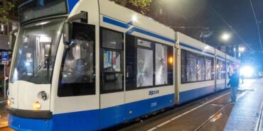 Amsterdam'da olaylı gece: Tramvaya havai fişek atıldı